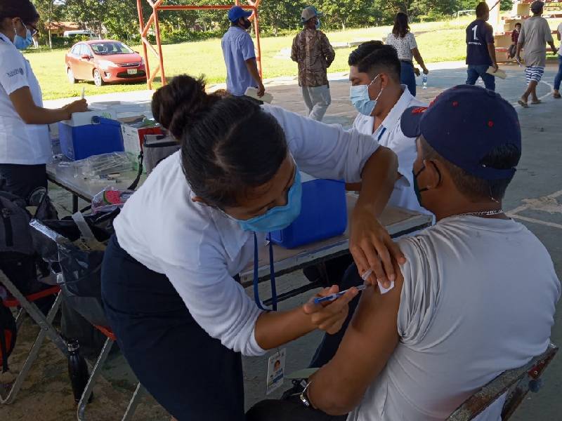 Avanza Quintana Roo en vacunación y en reapertura