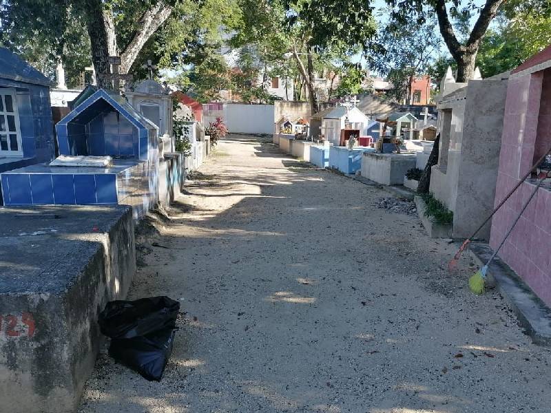 Familias dispondrán del cementerio municipal limpio en Tulum