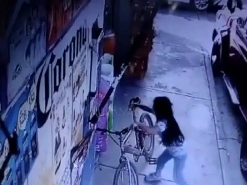 Video. Captan a niña robándose una bicicleta en Puebla ¡en cinco segundos!