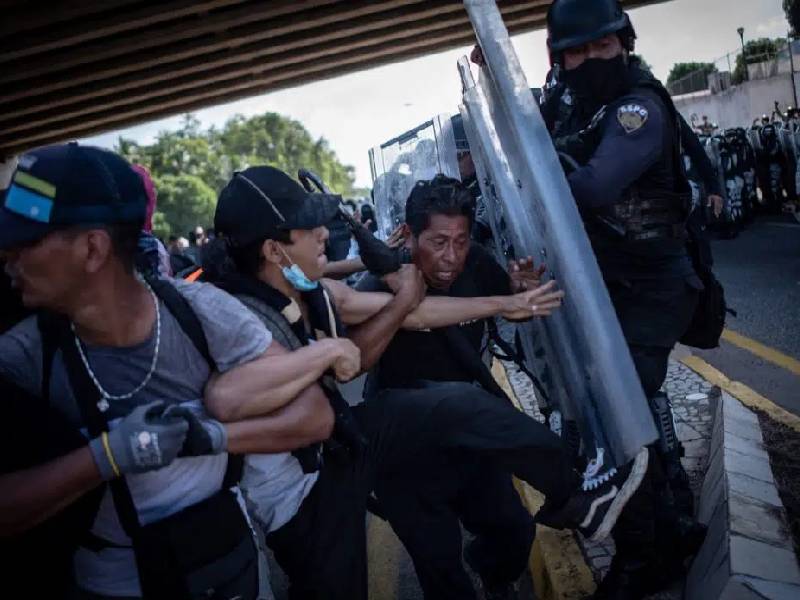 Video. Caravana migrante rompe cerco de la Guardia Nacional en Tapachula