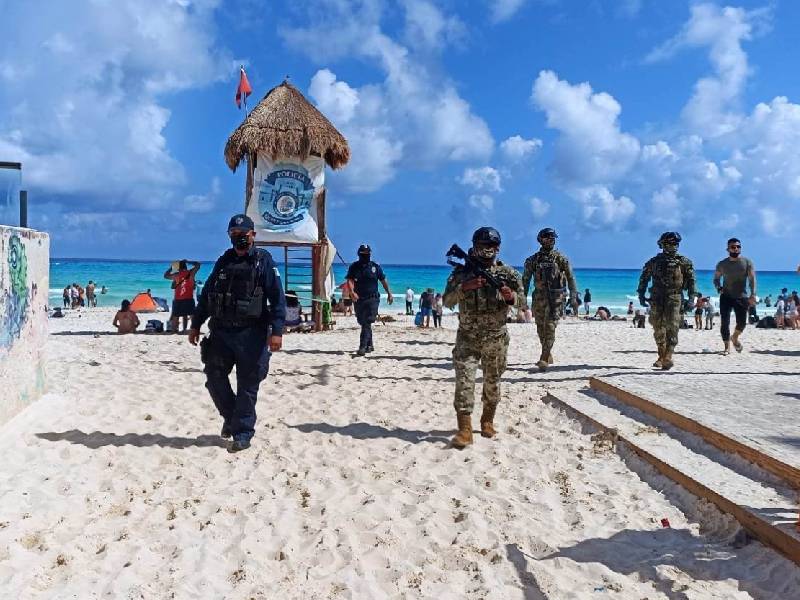 Realiza FGE nuevo operativo para limpiar playas en Cancún