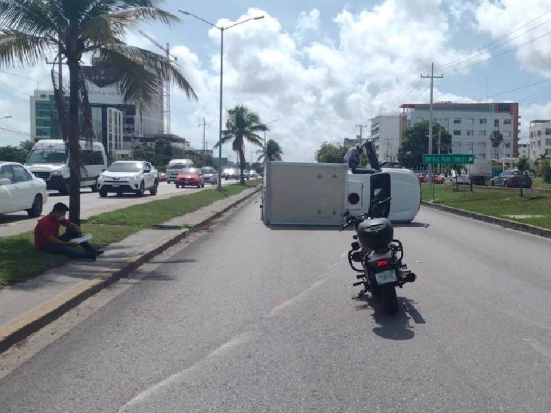 Aparatosa volcadura de camioneta por malas condiciones del bulevar Colosio de Cancún