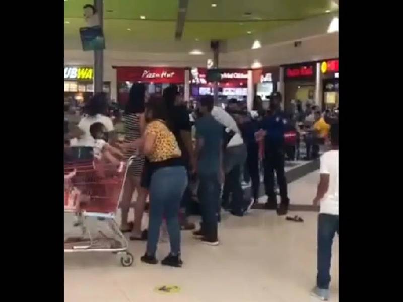 Video. Familias protagonizan pelea campal por una mesa en una plaza comercial