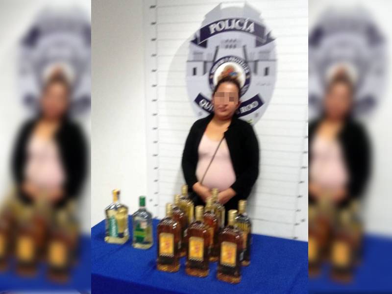 Una mujer es detenida por tratar de robar botellas de licor