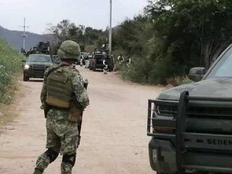 Enfrentamiento a balazos entre delincuentes y elementos militares