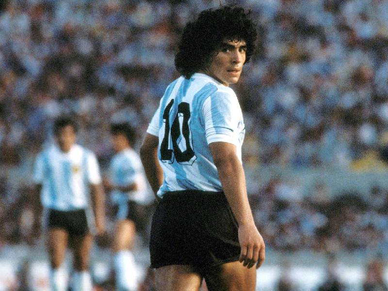 Futbol argentino comienza serie de homenajes al astro Maradona