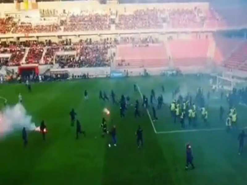 Aficionados invaden campo de futbol y se enfrentan entre sí; hay varios heridos