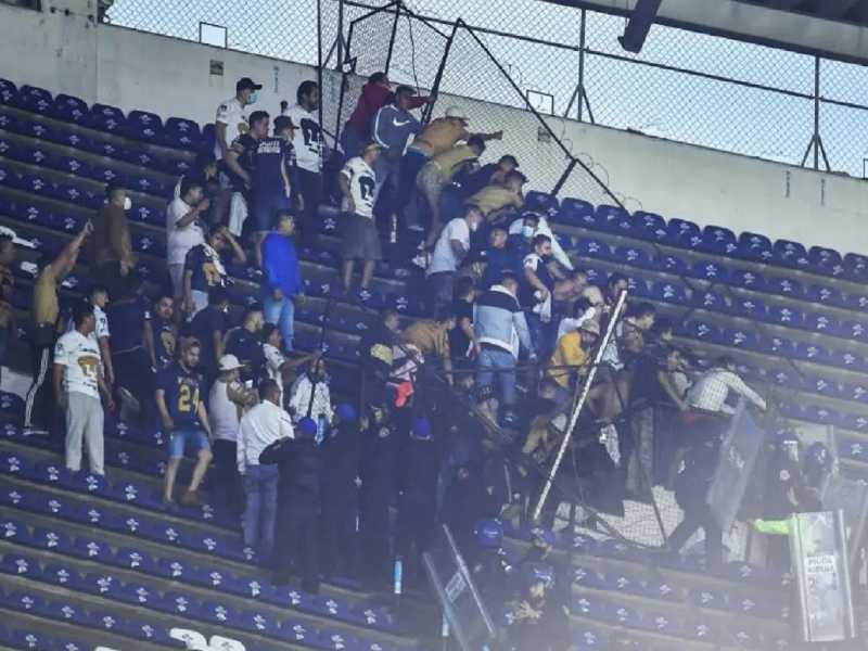 Aficionados de Pumas y América arman bronca en el estadio Azteca