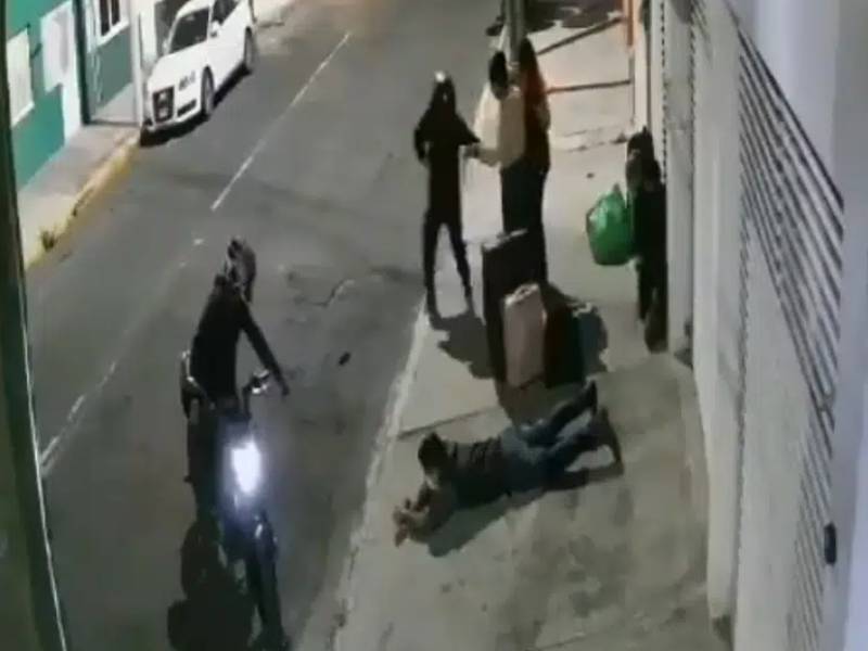 Video: Pecho tierra; así asaltaron a cinco peatones con maletas