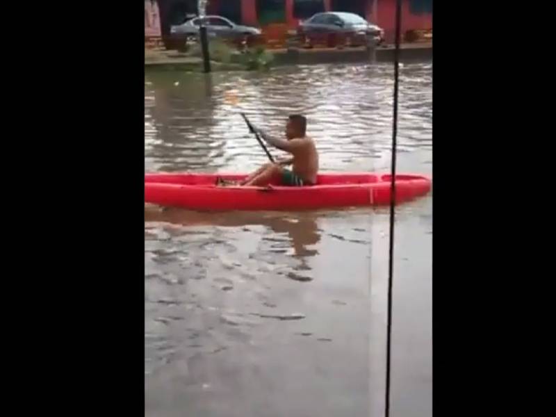 Video: Joven en kayak recorre calles inundadas de Sinaloa
