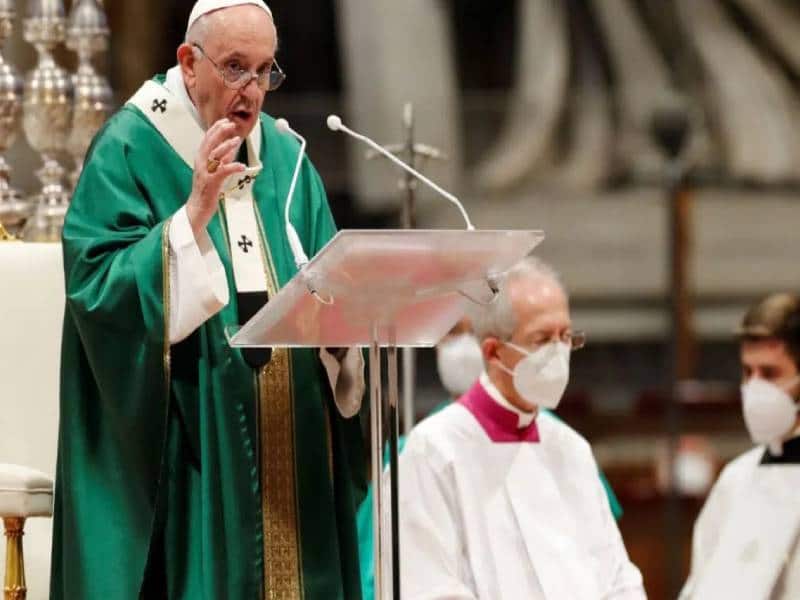 El Papa saluda a monja que fue liberada en Malí tras 4 años de secuestro