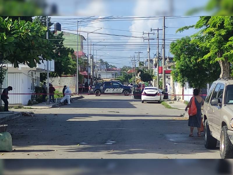 Asesinan a presunta mujer policía en Playa del Carmen, la dejan encajuelada, junto con otra persona