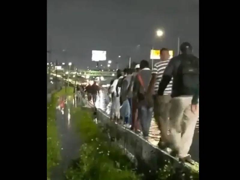 Video: Así se trasladaron usuarios del Metro durante cierre en Línea A por lluvias