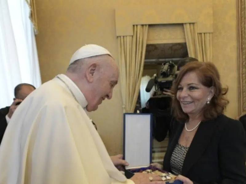 La periodista Valentina Alazraki recibe condecoraci├│n por el Papa Francisco