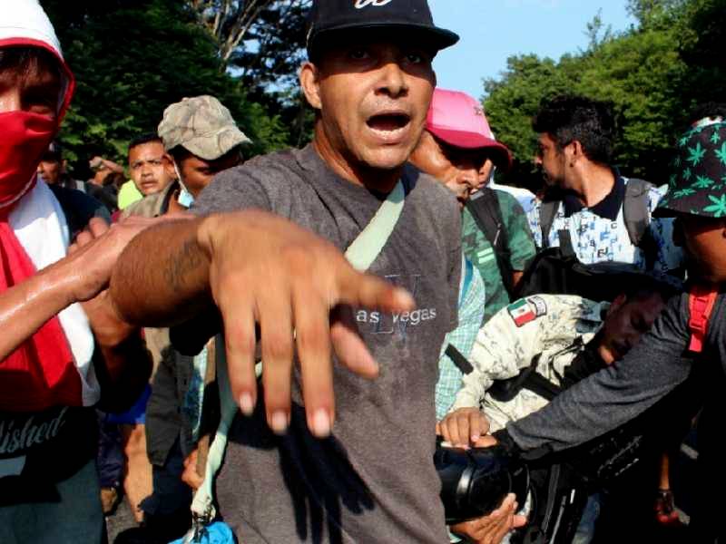 Migrantes golpean y dejan inconsciente a elemento de la Guardia Nacional