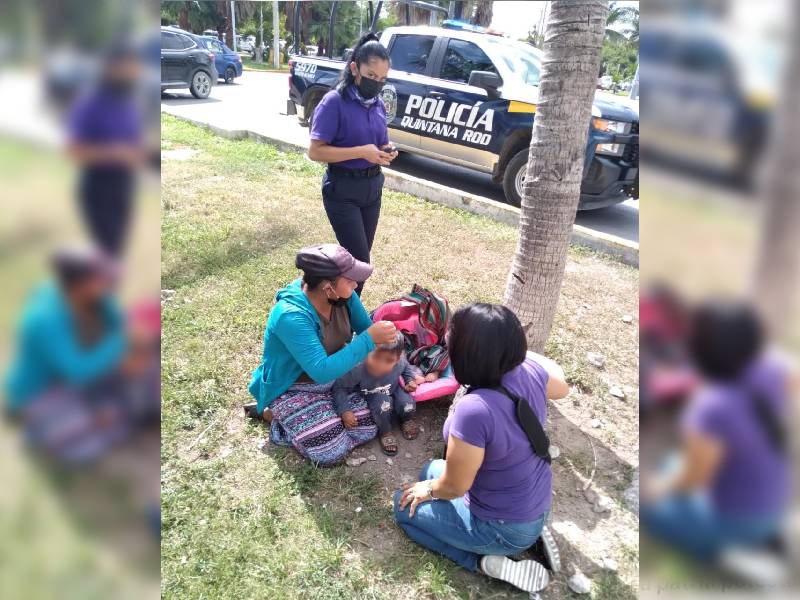 Policía prohíbe a mujer usar a menores para mendigar