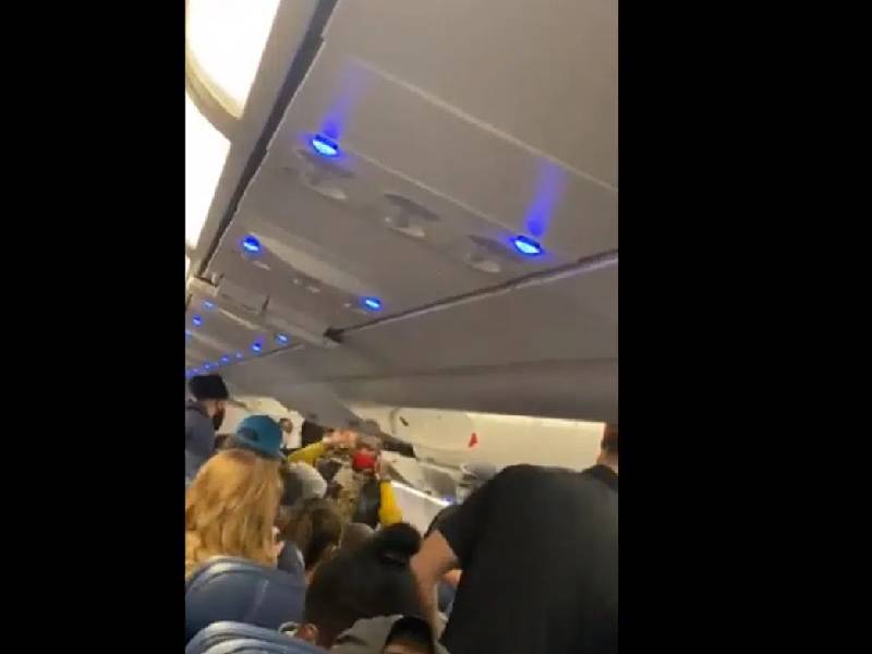 Video. Se desata pelea en vuelo a los ángeles por un bolso de equipaje