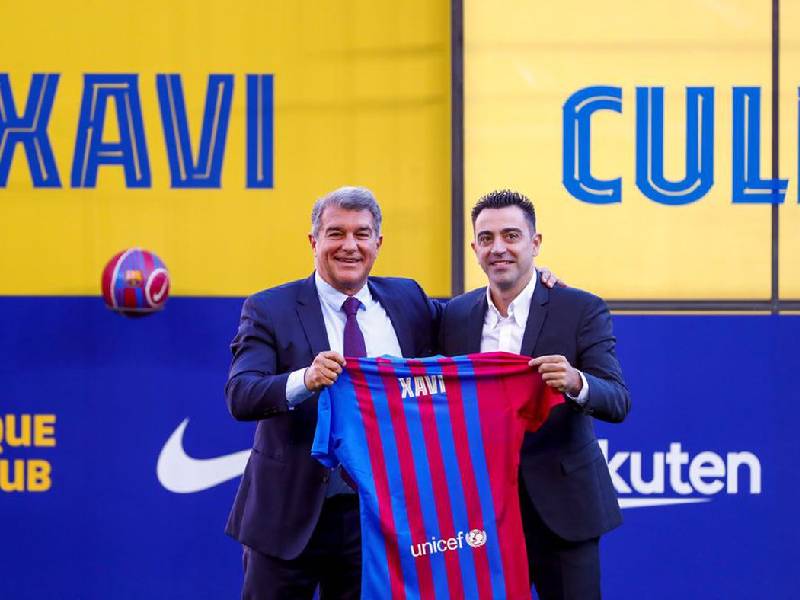 Barcelona presenta a Xavi Hernández como su nuevo DT