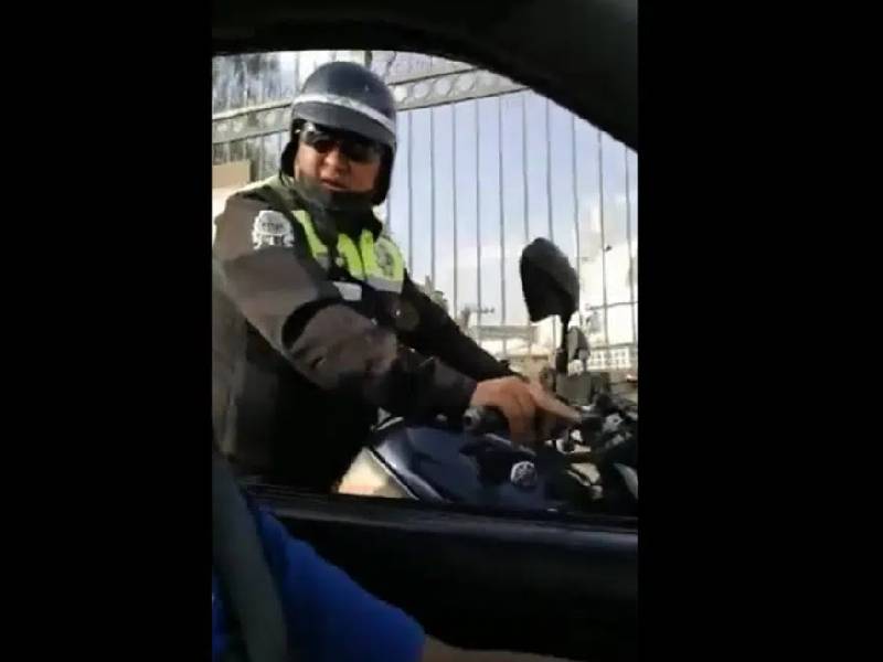 Video: ÔÇÿPor pinch* niñaÔÇÖ; oficial insulta y amenaza a conductor en Cuautitlán