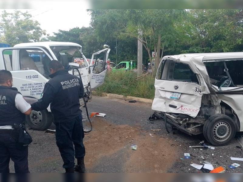 Se estrella camión de una gasera contra una camioneta con turistas deja dos lesionados