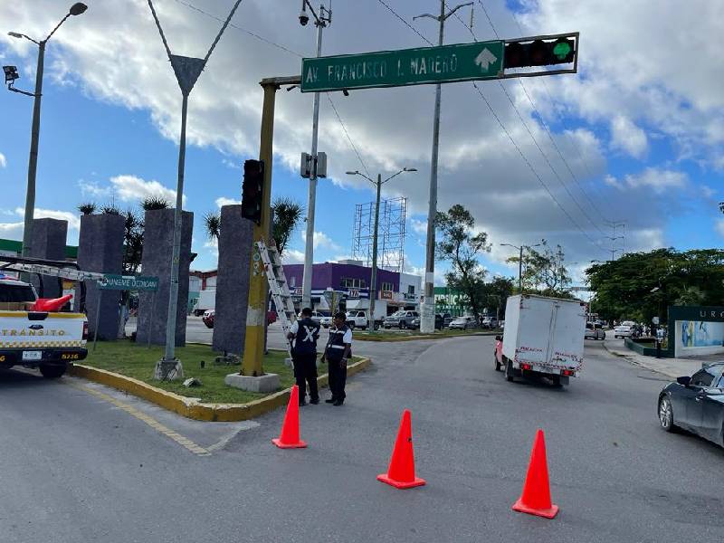 Avanza la rehabilitación de semáforos en Cancún