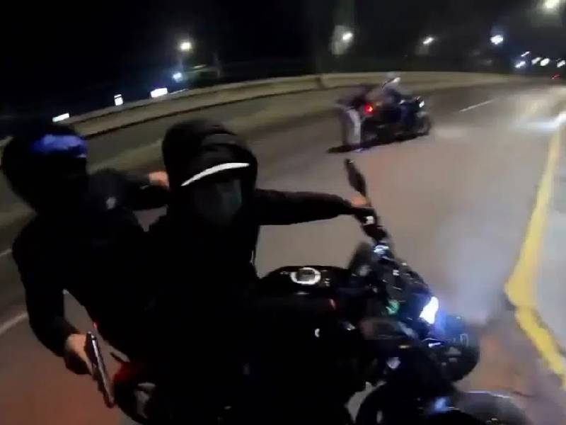 Video: ¡Bájate, gallo!; motociclista sufre asalto a punta de pistola