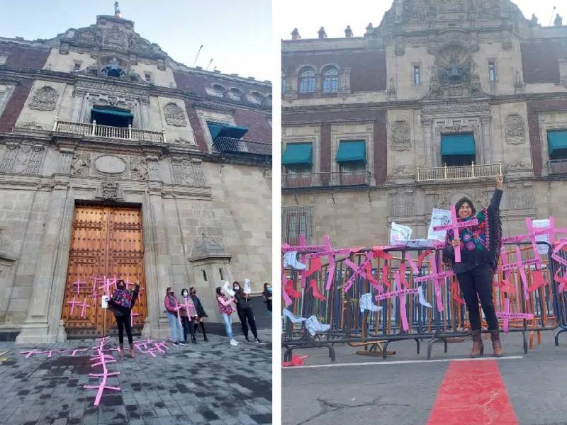 25N: Feministas saltan vallas de Palacio Nacional para colocar cruces rosas