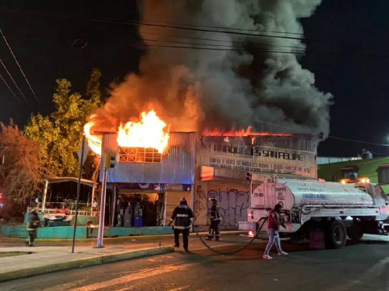 Video: Se registra incendio de comercios en la San Felipe