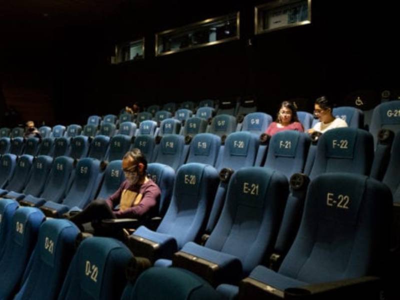 ¿Buena medida? En Perú dividen a la población vacunada y a la que no en los cines