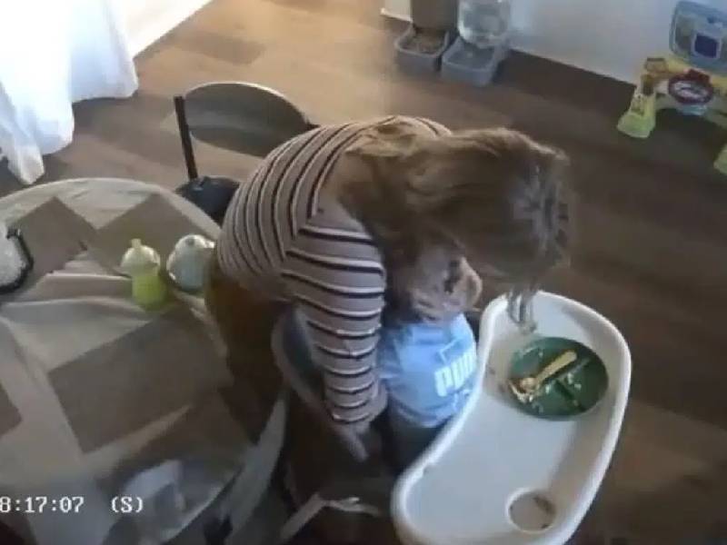 Video. Hacen viral a niñera por someter a bebé para obligarlo a comer