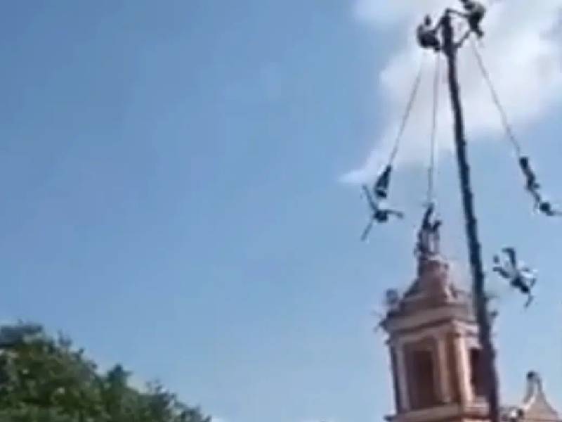 Volador de Papantla cae durante ceremonia de Día de muertos
