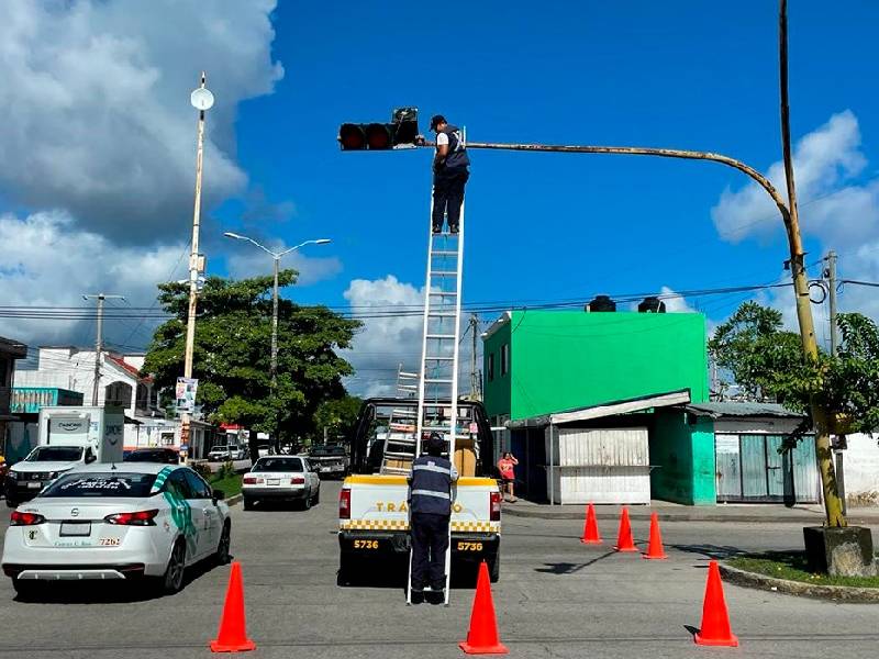Ayuntamiento de Benito Juárez avanza con rehabilitación de semáforos