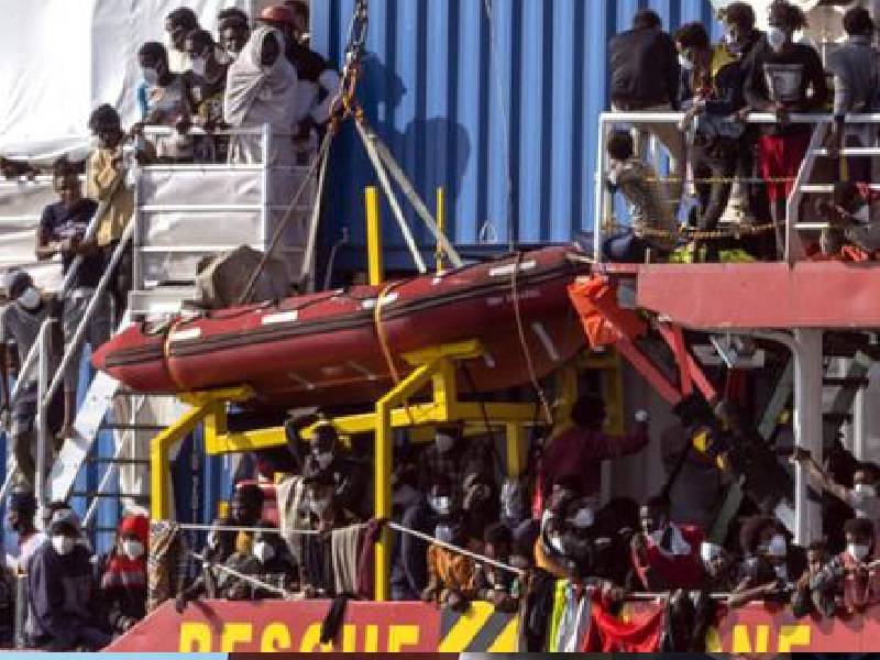 Rescatados, 800 migrantes en Italia