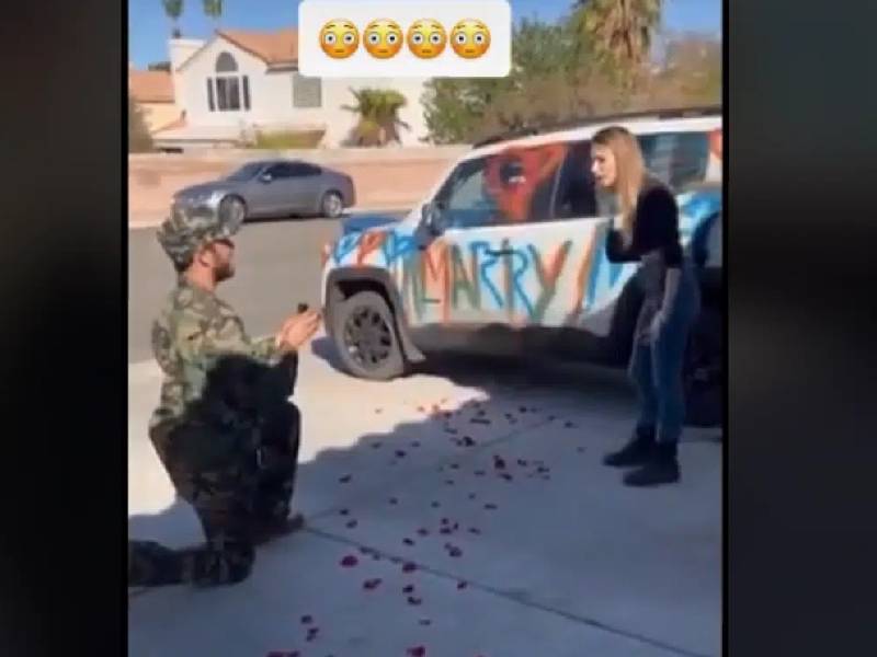 ¡No, gracias! Soldado rechazado tras pedir la mano ¡rayando el auto!