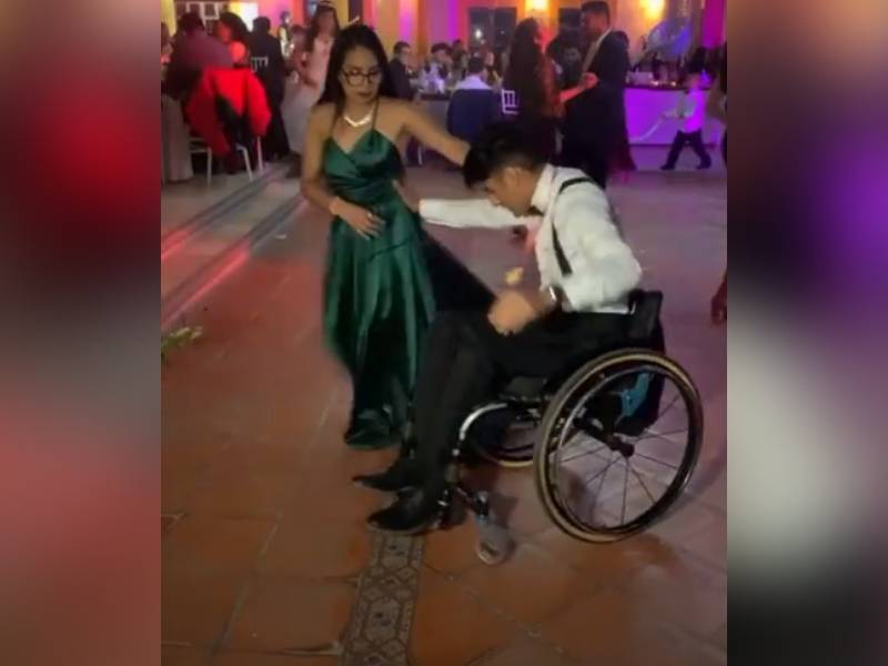 Joven en silla de ruedas sorprende en fiesta con su baile