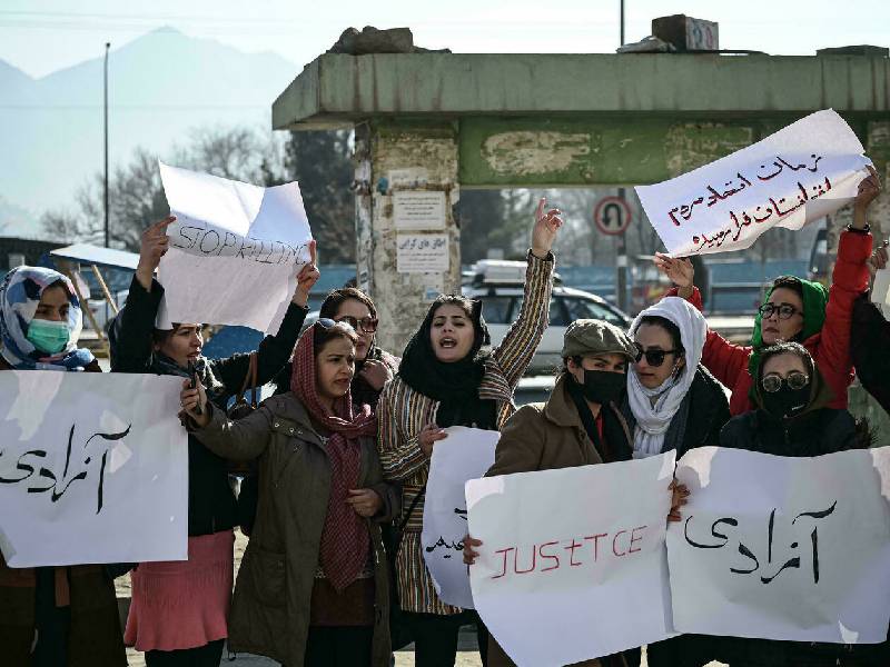 Mujeres afganas protestan contra ¡maquinaria criminal! de talibanes