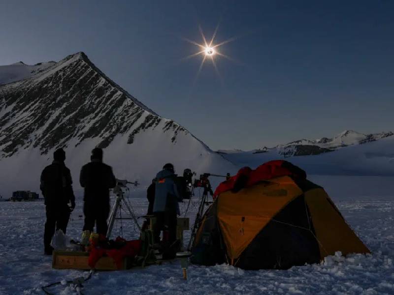 Pagan turistas un millón de pesos por ver el eclipse total de sol en la Antártida