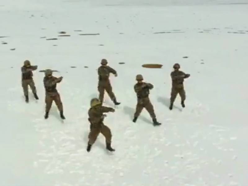 Video. Soldados bailan a 5.200 metros de altitud