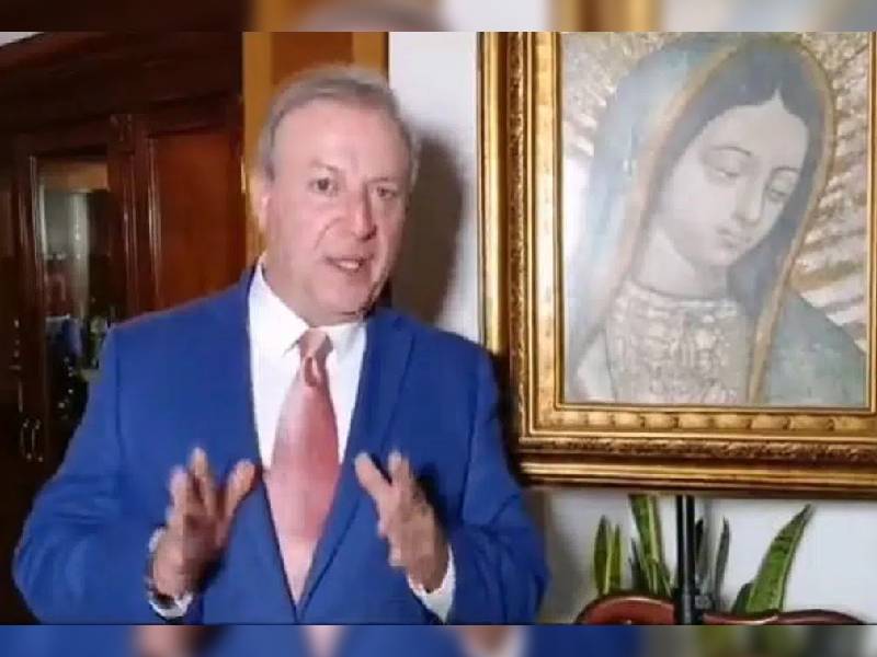 Video. Se le cae cuadro de la Virgen de Guadalupe a Gilberto Lozano