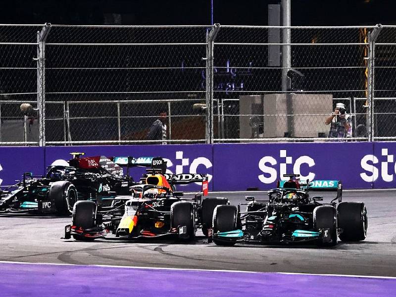 Hamilton supera a Verstappen en los terceros ensayos libres