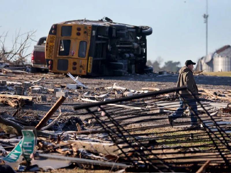 Destructivos, tornados en EU dejan casi 100 muertes