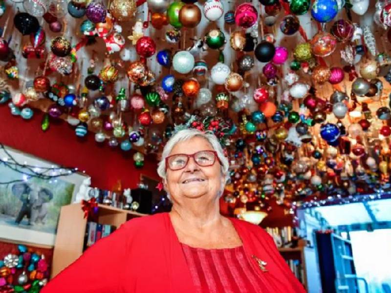 Abuela rompe récord mundial con la colección más grande de adornos navideños