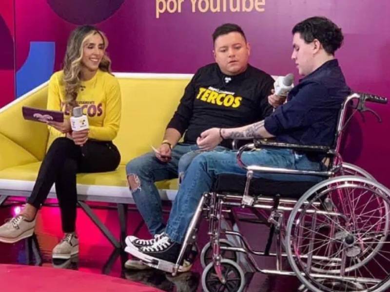 Hombre con discapacidad denuncia discriminación de Viva Aerobus