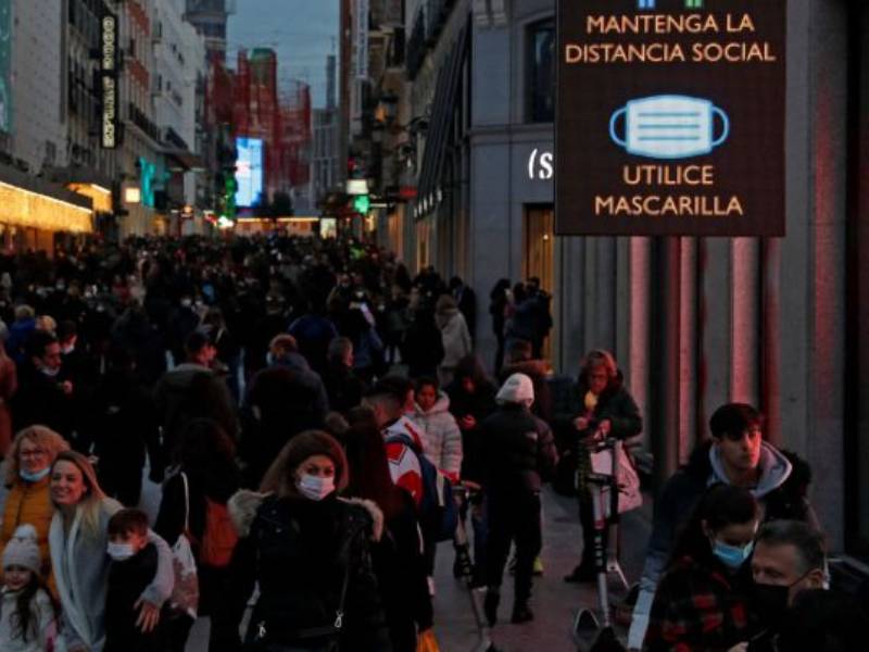 España vuelve a la mascarilla exteriores y Reino Unido