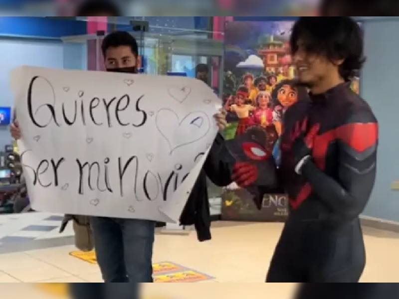 Le dicen que no a Spider Man, joven disfrazado propone noviazgo