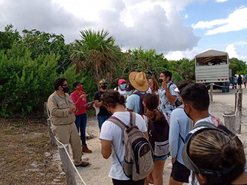 Visitan Punta Sur alumnos de la UQROO