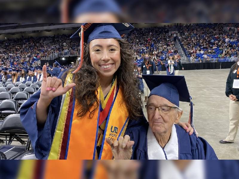 Un abuelito se grauda de la universidad junto a su nieta