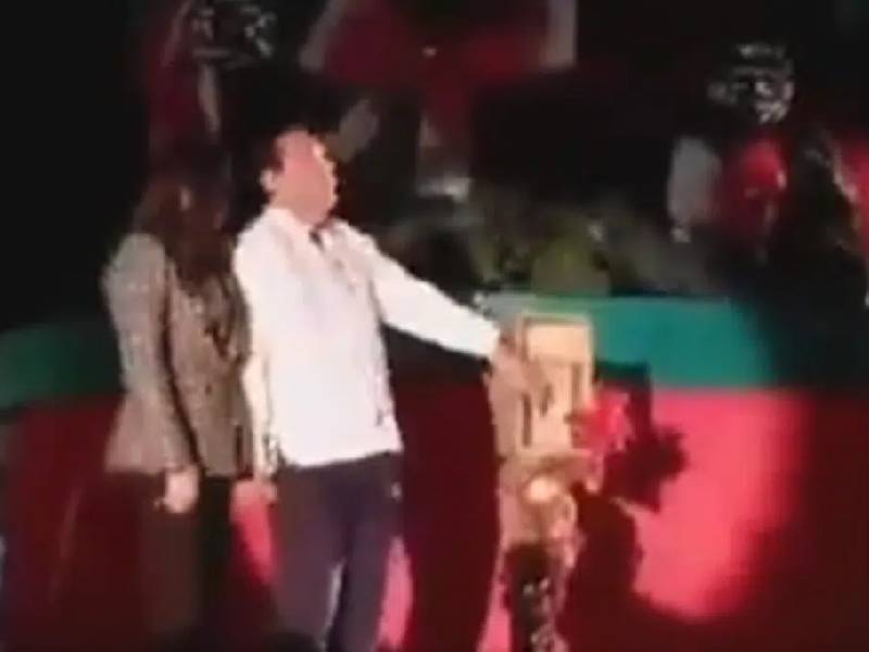 Video: Alcalde de Matamoros se electrocuta al encender árbol de Navidad