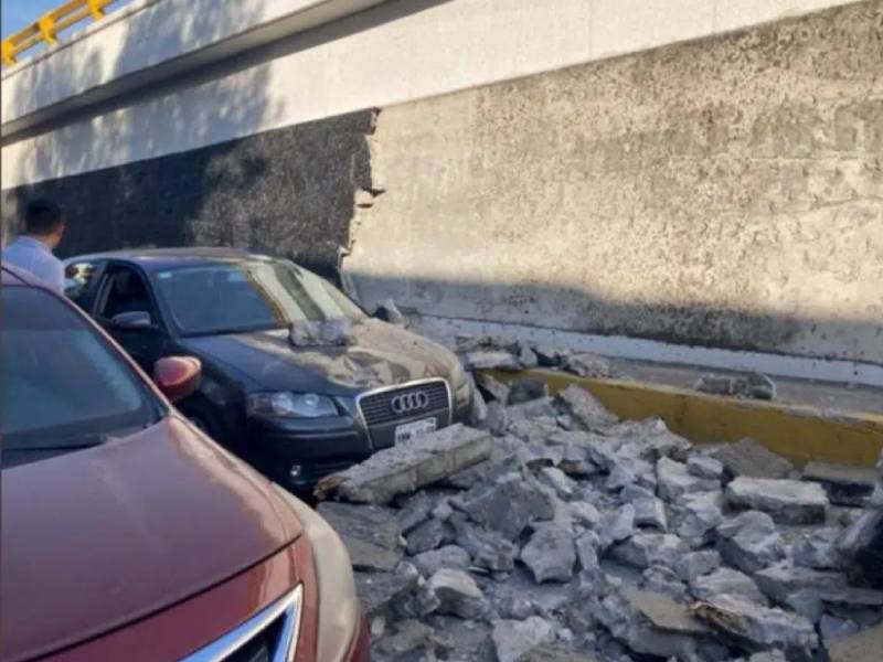 VIDEO: Cae recubrimiento de muro en Circuito Interior y daña tres autos