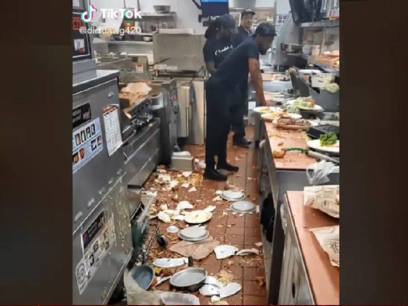 Video. Empleado de restaurante estalla, destroza la cocina y renuncia